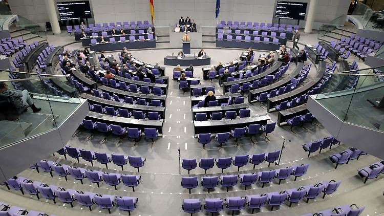 Bald könnten sechs statt vier Parteien im Bundestag sitzen.