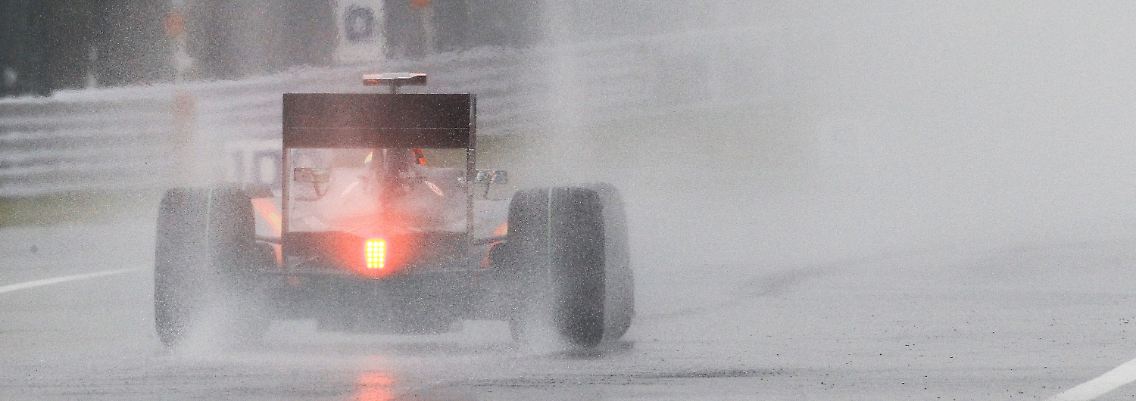 Timo Glock wagt sich trotz widriger Bedingungen auf eine Runde unter Rennbedingungen.