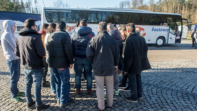 Der Landshuter Landrat schickte 51 syrische Flüchtlinge zum Kanzleramt nach Berlin.