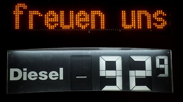 Auch an der Tankstelle machen sich die derzeit niedrigen Ölpreise bemerkbar.