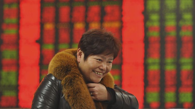 Gute Laune inmitten fallender Kurse: Eine Kleinanlegerin im chinesischen Fuyang.
