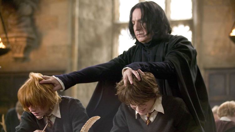 Als Zauberlehrer Severus Snape begeisterte er "Harry Potter"-Fans. Nun ist Alan Rickman mit 69 Jahren gestorben. 