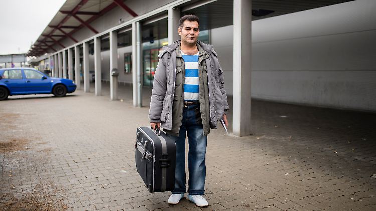 Salam Mohammad aus dem kurdischen Teil des Irak ist reisefertig. Er steht vor dem Terminal C des Flughafen Tegel in Berlin.
