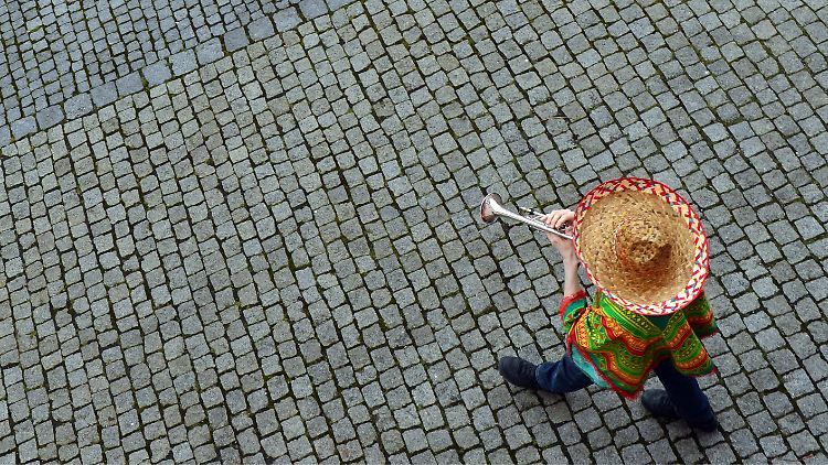 Einsamer Karnevalist: In Rheinberg wird er keinen Umzug antreffen.