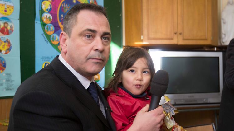 Zwei die sich gut verstehen: Rob Lawrie und das von ihm im Lastwagen mitgenommene Flüchtlingskind Bahar amadi. 