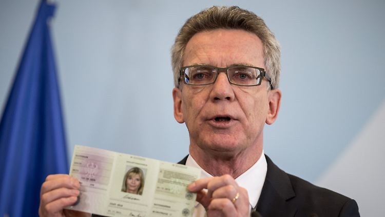 Mit "Erika Mustermann" als Beispiel: Bundesinnenminister Thomas de Maiziere hält den neuen Flüchtlingsausweis, (offiziell: "Ankunftsnachweis") in die Kameras.