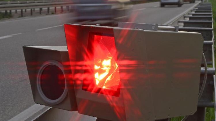 Ein Ticket wegen eines im EU-Ausland begangenem Verkehrsverstoßes muss erst ab einer Höhe von 70 Euro beglichen werden - inklusive Verfahrenskosten. 