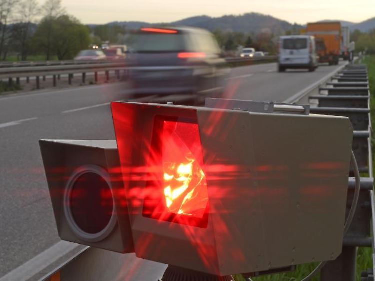 Teurer Ärger im Urlaub: Wenn es im Ausland blitzt, können Autofahrer meist nicht darauf hoffen, in Deutschland verschont zu werden.