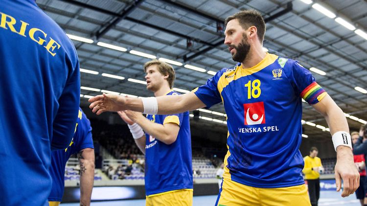 Tobias Karlsson will bei der Handball-EM in Polen eine regenbogenfarbene Kapitänsbinde tragen: Das untersagt die Turnierleitung. 