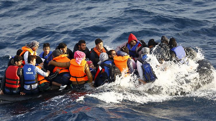 In oftmals viel zu überfüllten Schlauchbooten machen sich Flüchtlinge auf den Weg nach Europa.