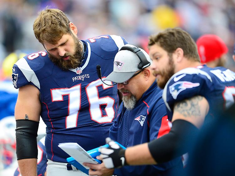 Sebastian Vollmer (l.) hatte die komplette letzte Saison verpasst und damit nicht zum Super-Bowl-Triumph seiner New England Patriots beitragen können.