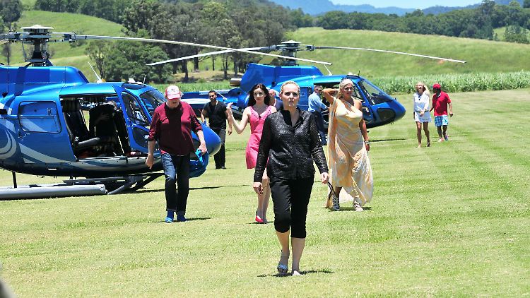 Sie sind da! Die Stars auf dem Weg ins Camp.