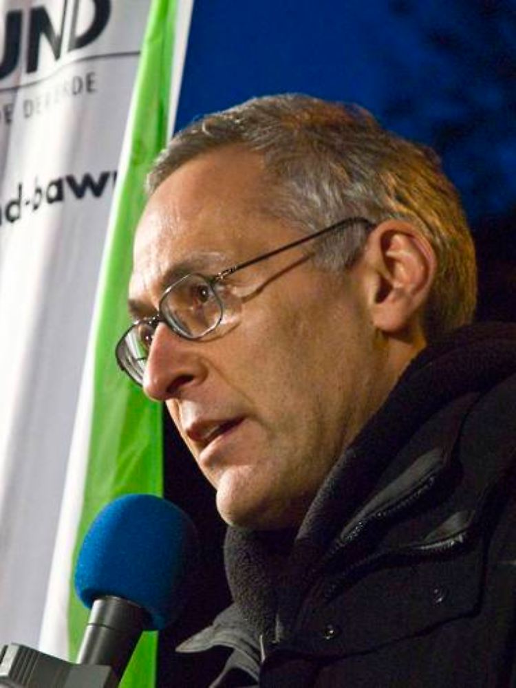 Gerhard Pfeifer bei einer Demonstration gegen Stuttgart 21. Pfeifer ist Mitbegründer der Initiative "Kopfbahnhof 21".