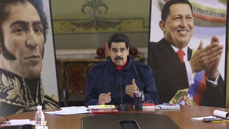 Zwischen Freiheitsheld Bolivar (l.) und Amtsvorgänger Hugo Chavez (r.): Venezuelas Präsident Nicolás Maduro.