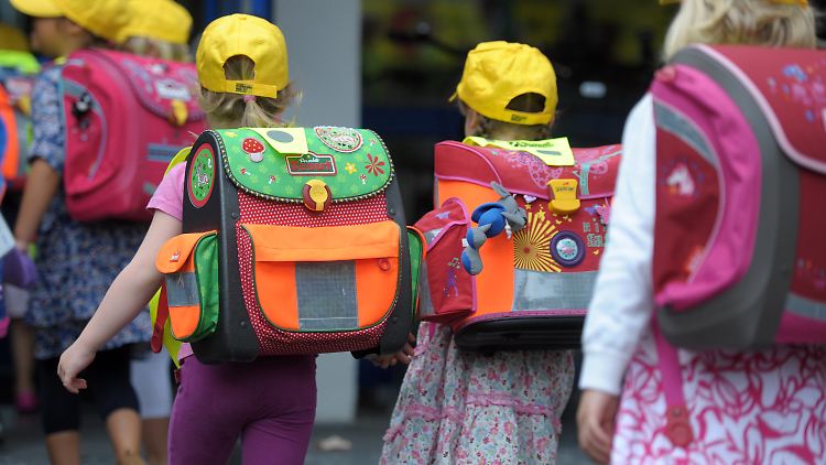 Erstklässler in Düsseldorf auf dem Weg in die Schule.