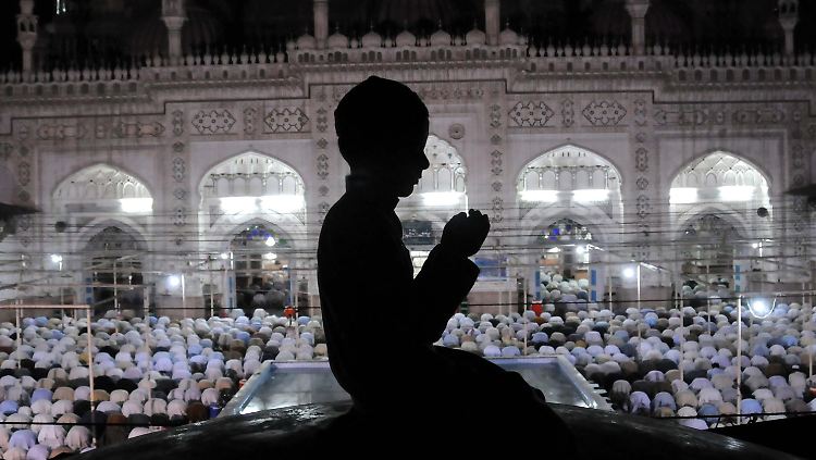 Ein pakistanischer Junge betet in einer Moschee in Peshawar, Pakistan.