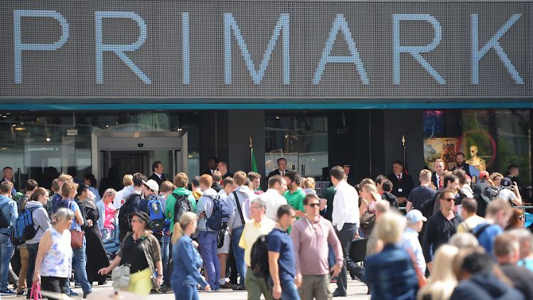 Die Niedrigpreise seines Unternehmens erklärt Primark-Deutschland-Chef Krogmann mit dem Verzicht auf Zwischenhändler.