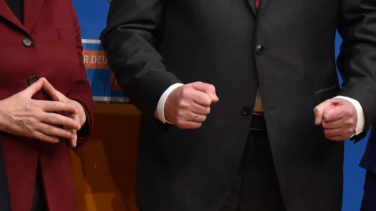 CSU-Chef Horst Seehofer verliert die Geduld: Kanzlerin Merkel soll handeln.