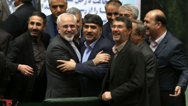 Irans Außenminister Sarif (2. v.l.) wird im Teheraner Parlament gefeiert.