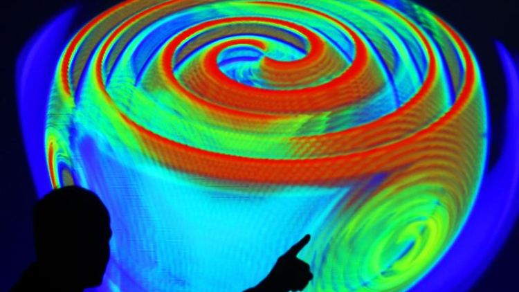 Ein Mitarbeiter des Max-Planck-Instituts für Gravitationsphysik in Potsdam erläutert anhand einer Computersimulation die Ausbreitung von Gravitationswellen.