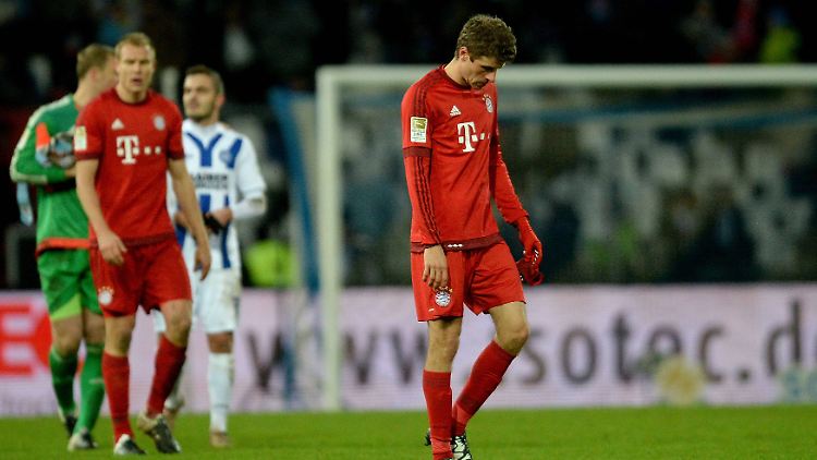 Mit hängenden Köpfen und einer Niederlage gegen Zweitligist Karlsruher SC trollten sich die Bayern-Stars nach dem Abpfiff.