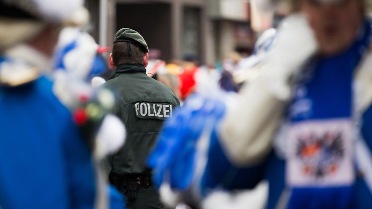 Beim Rosenmontagszug in Köln (Archivbild) 