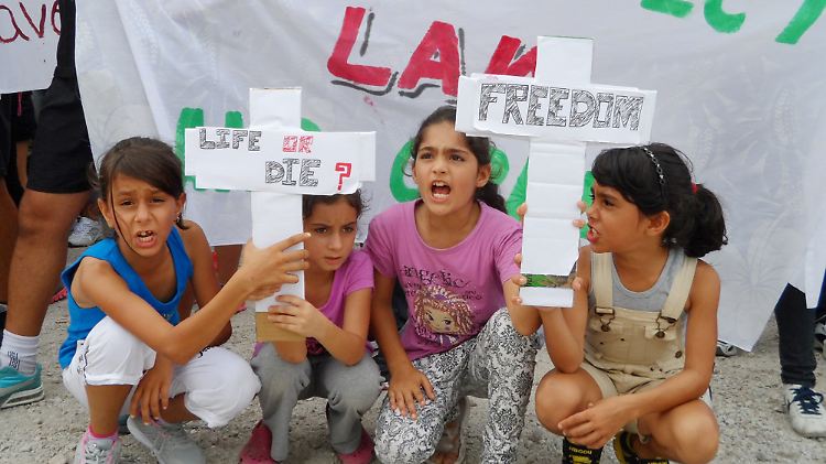 Flüchtlingskinder bei einer Demonstration gegen die Lebensbedingungen auf der Insel Nauru.