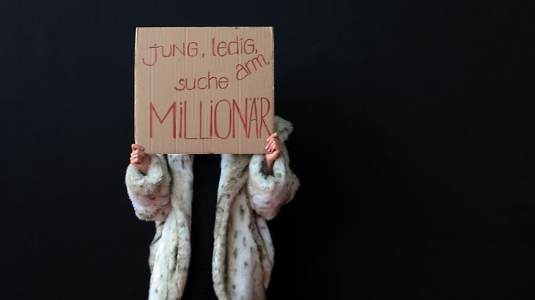 Eine junge Frau sucht auf einer Millionärsmesse in Moskau einen reichen Mann.