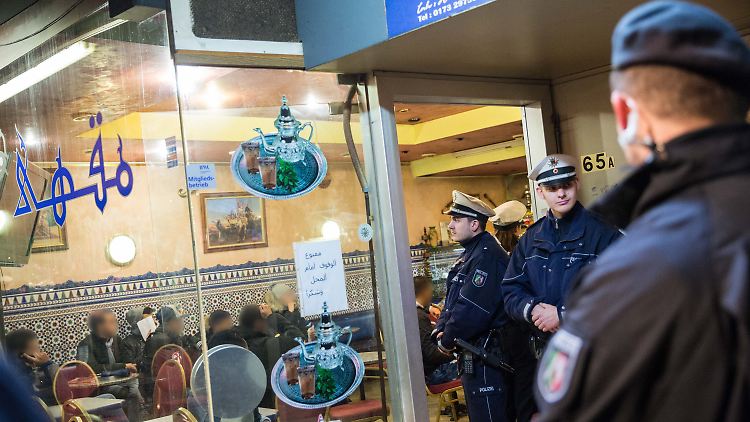 Rund 300 Polizisten waren im Düsseldorfer Maghreb-Viertel im Einsatz.