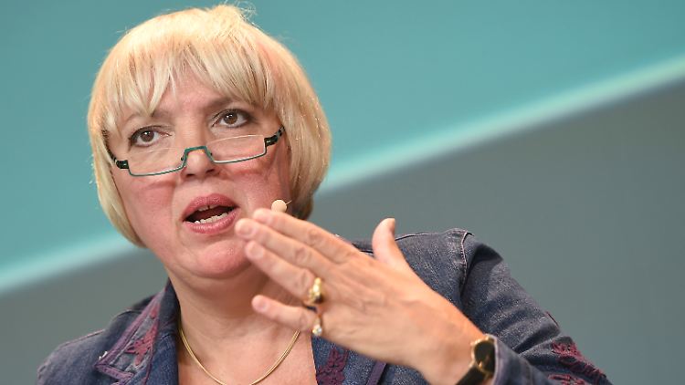 Für Claudia Roth wäre die Wahl von Scheich Salman zum Fifa-Präsidenten untragbar.