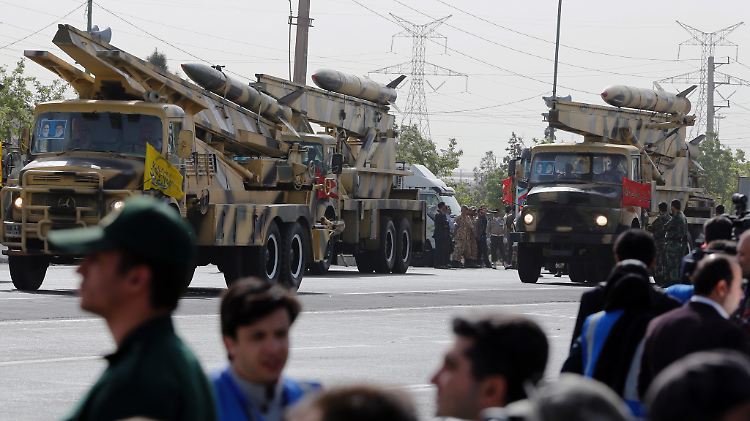 Iranische Mittelstrecken-Raketen bei einer Militärparade im Frühjahr 2015.