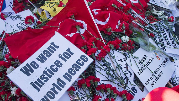 Blumen und Beileidsbekundungen am Tatort in Istanbul.