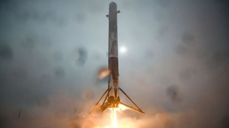 Die Aufnahme zeigt die Rakete, kurz bevor sie auf der Plattform umstürzte.