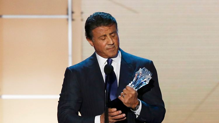 Es ist nicht so, dass Auszeichnungen seinen Weg pflastern - da ist ein skeptischer Blick verständlich: Sylvester Stallone.