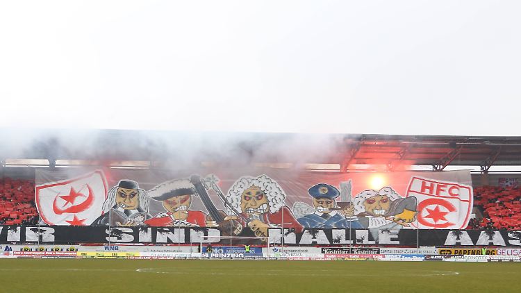 Die Fans des Halleschen FC beim Feiern im neu errichteten "Erdgas Sportpark".