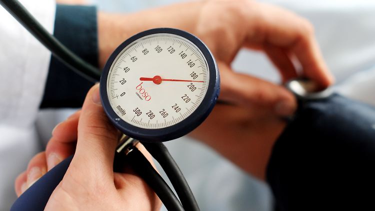 Alle drei bis sechs Monate schauen Bluthochdruck-Patienten bei ihrem Arzt vorbei. Bei einem Zielwert von 120 wäre das zu selten - wegen höherer Nebenwirkungen.