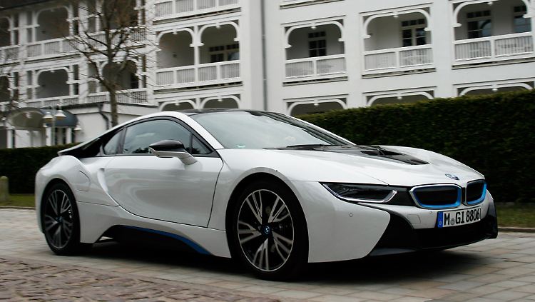 Lautlos durchs Wohngebiet: Bis zu 30 km legt der BMW i8 elektrisch zurück.