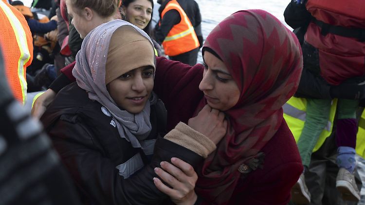 Weibliche Flüchtlinge nach ihrer Ankunft auf der griechischen Insel Lesbos