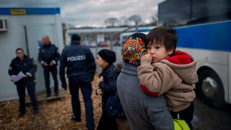 Flüchtlinge im österreichischen Schärding nach ihrer Rücksendung aus Deutschland