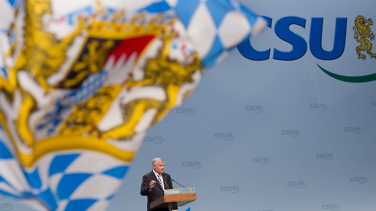 Die Leitkultur soll in die bayerische Verfassung - und Horst Seehofer wisse von dem Vorstoß, heißt es.