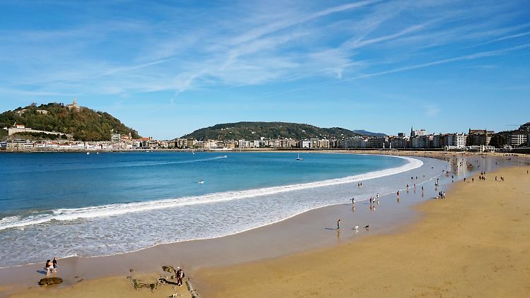 Die Bucht "La Concha" ist eine der größten Sehenswürdigkeiten von San Sebastián.    
