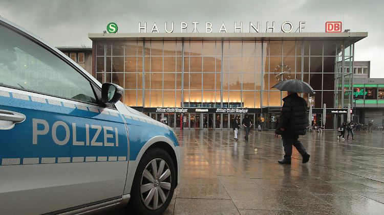 Die Kölner Polizei hat ihre Präsenz in der Innenstadt rund um den Bahnhof und der Domplatte verstärkt.