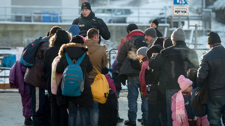 Einreisende Flüchtlinge in Passau: Offenbar holen immer mehr Menschen ihre Familien nach.