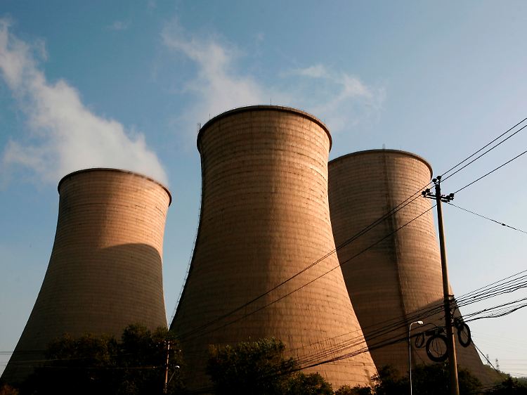 Kühltürme eines Wärmekraftwerks in der chinesischen Hauptstadt Peking. China ist der weltgrößte Energieverbraucher.
