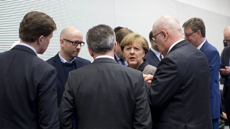 Merkel bringt Partei und Fraktion auf Kurs - hier in einer Sitzung mit der Unionfraktion im Bundestag. 
