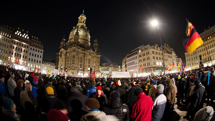 Mehrere Tausend Menschen kamen in Dresden zusammen.