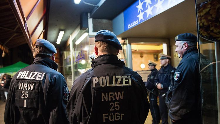 Rund 300 Beamte durchsuchten zeitgleich diverse Cafés, Spielcasinos und Shisha-Bars im sogenannten Maghreb-Viertel.