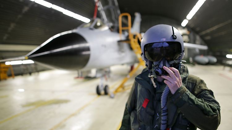 Waffensystemoffizier vor einem Tornado der Bundeswehr.