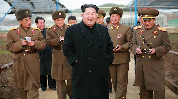 Nordkoreas Machthaber Kim Jong Un umgeben von Militärs, die eifrig Notizen machen.