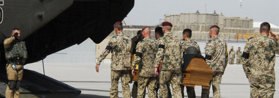 Der Sarg mit dem getöteten deutschen Soldaten wird zu einer Bundeswehrmaschine in Kundus gebracht.